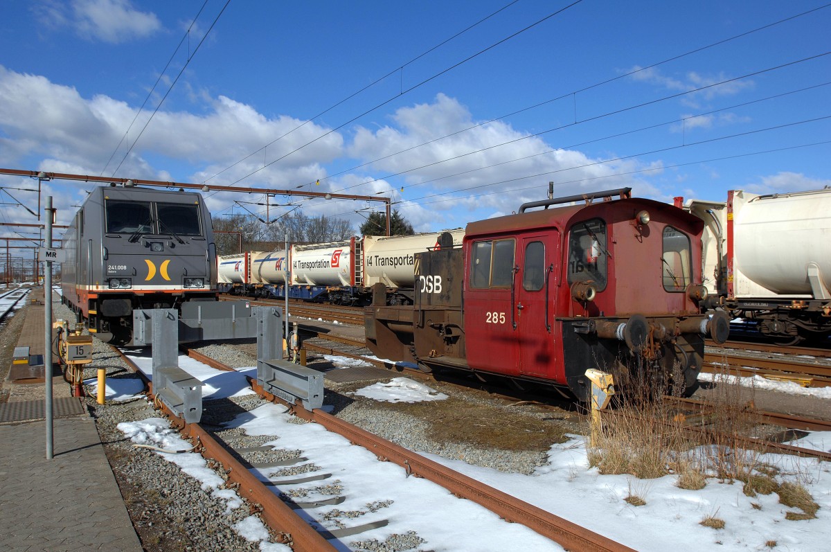 Hector Rail 241.008 and DSB Køf 285 at the danish border station Padborg. Date: 3. March 2013.