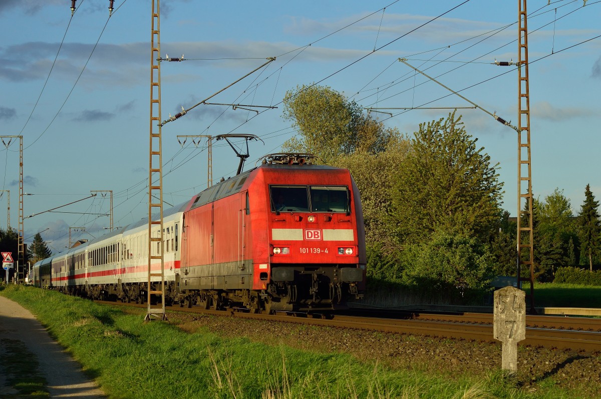 Here we see the IC 2223 on it's way to Aachen, some houres ago it's started it'sjorney from Berlin Eaststation. About some five minutes ago it has left Rheydt Hbf and now it is near Wickrath. 14th april 2014