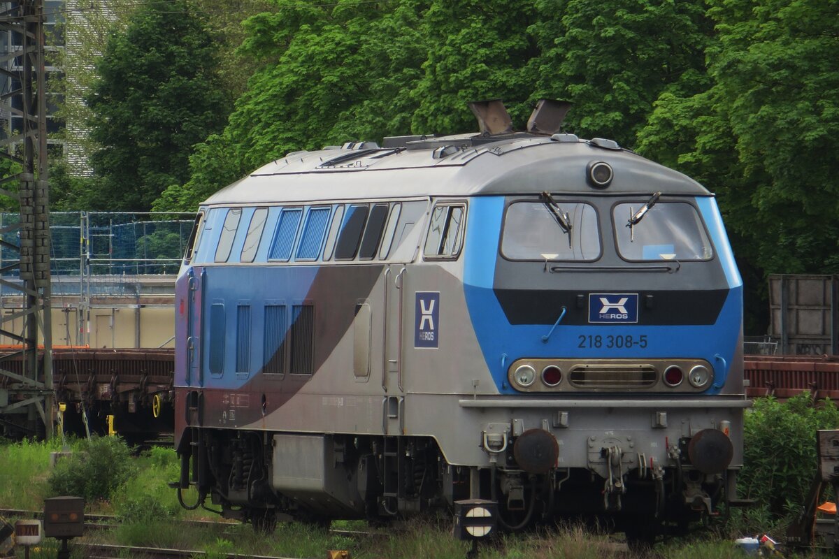 HEROS 218 308 stands at München Ost on 18 May 2023.