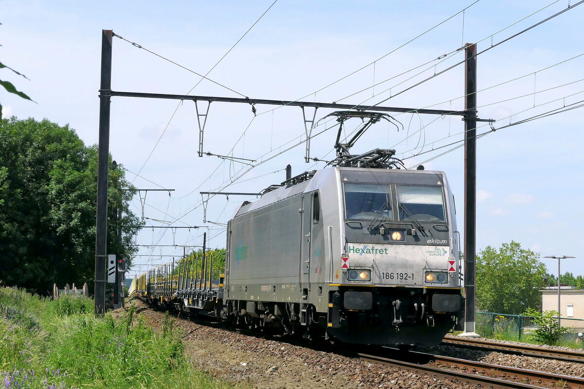 Hexafret 186 192-1 z pustym pociągiem w drodze do Francji. Linia 27A na lotnisku w Antwerpii. 22-06-2026