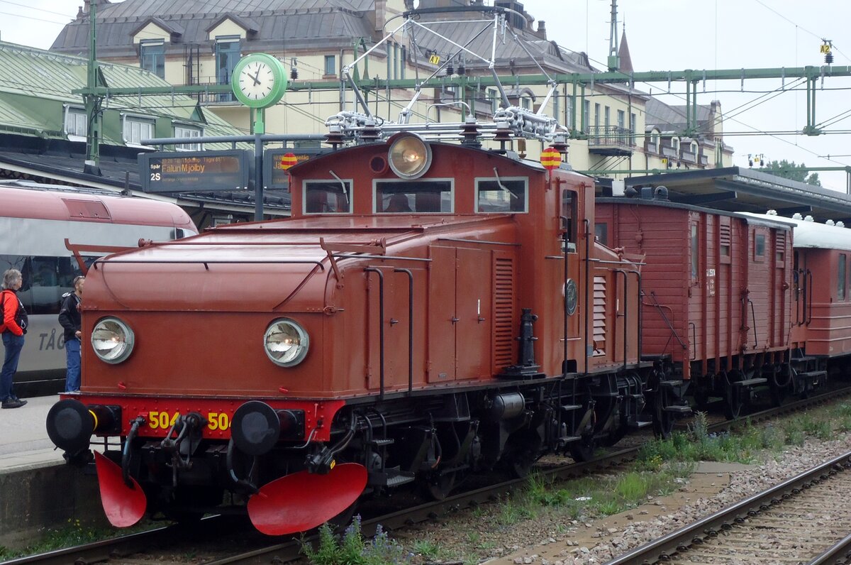 Hg 504 stands with a museum shuttle train in Gävle station to the railway museum on 12 September 2015.