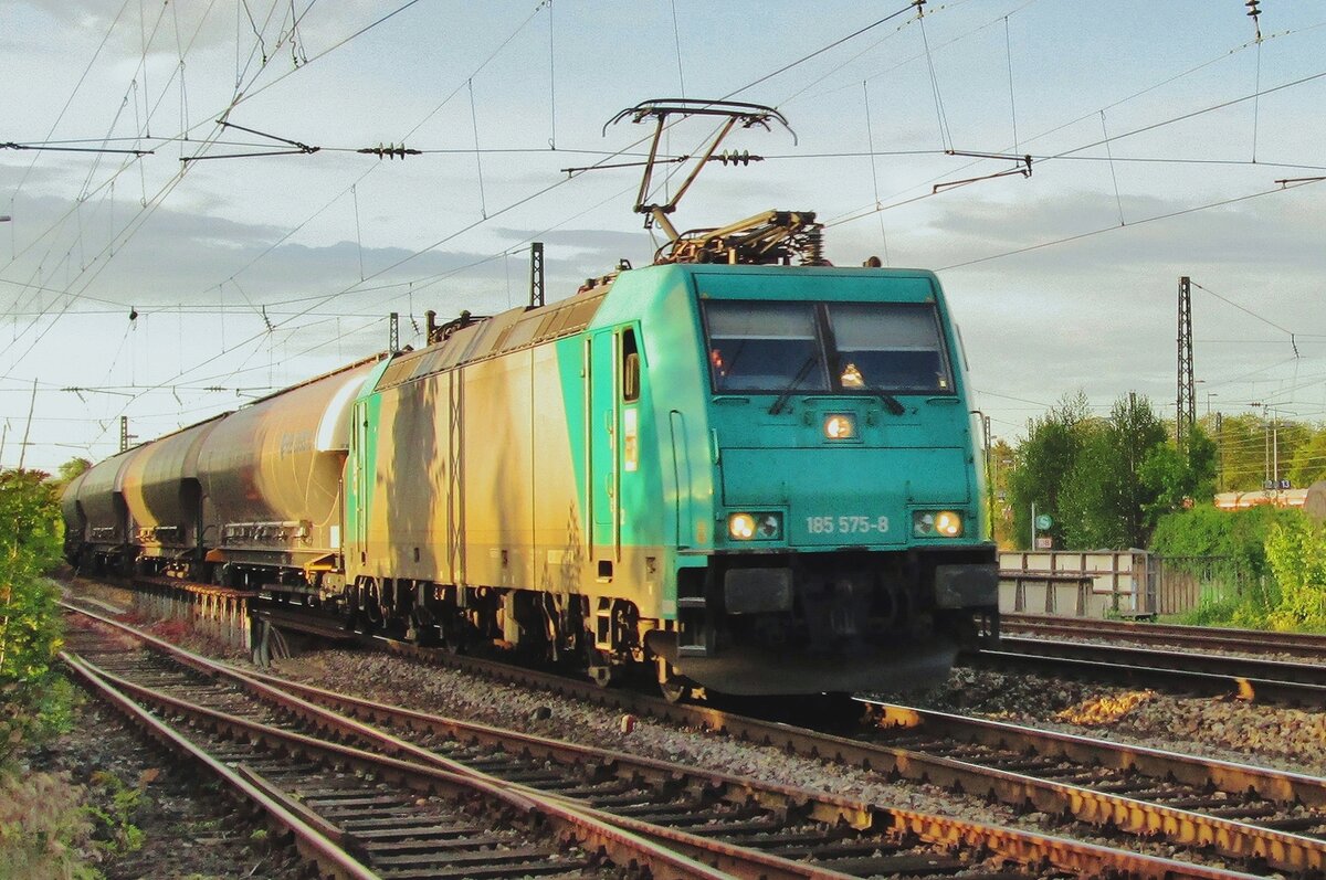 HGK 185 575 hauls a block train through Minden (Westfalen) toward Cologne on the evening of 19 May 2015.