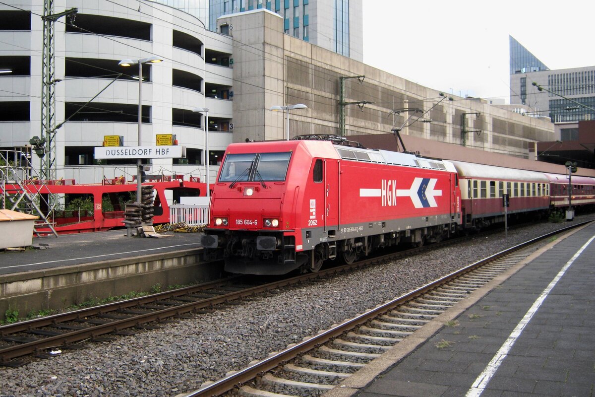 HGK 185 604 hauls a soccer fans train into Düsseldorf Hbf on 27 September 2010.