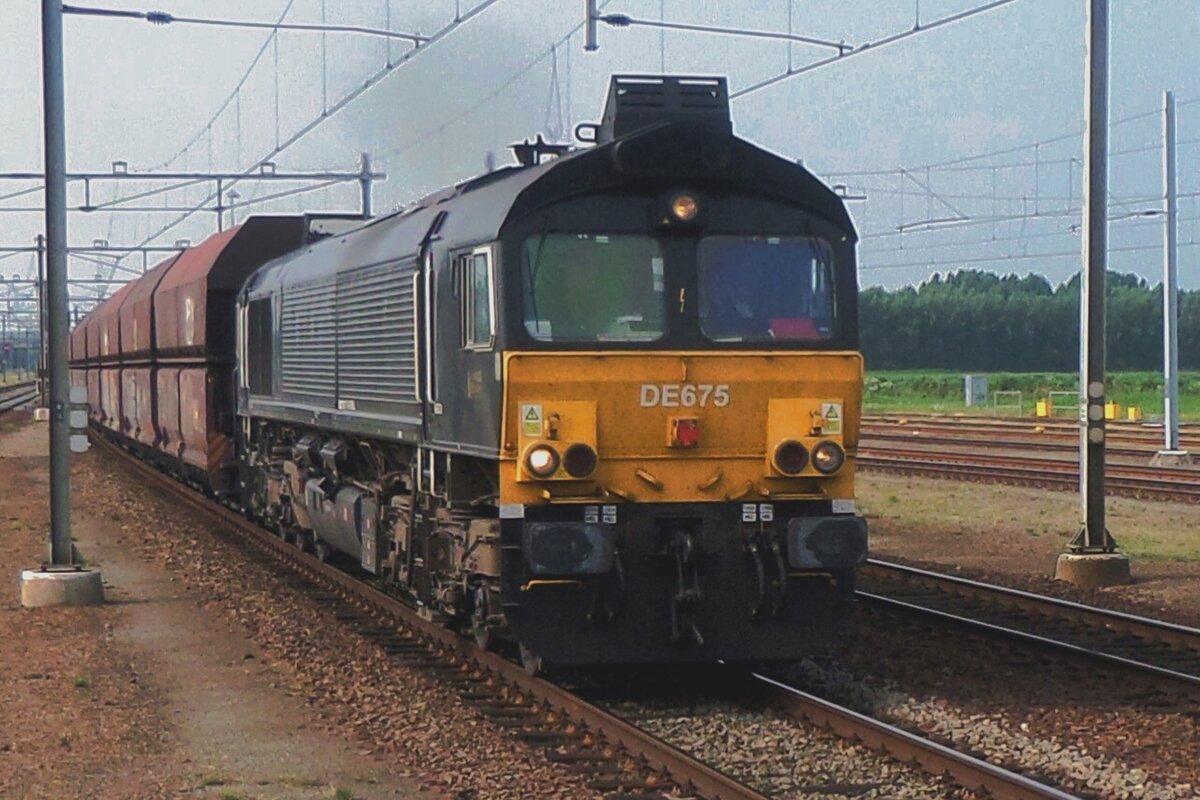 HGK DE 675 hauls a coal train through Lage Zwaluwe on 23 July 2016.