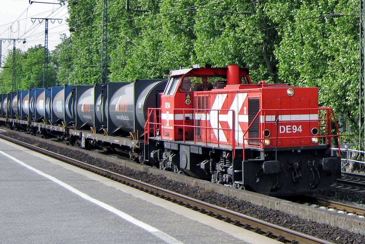HGK DE 94 hauls a refuse train through Köln Süd on 27 September 2010.