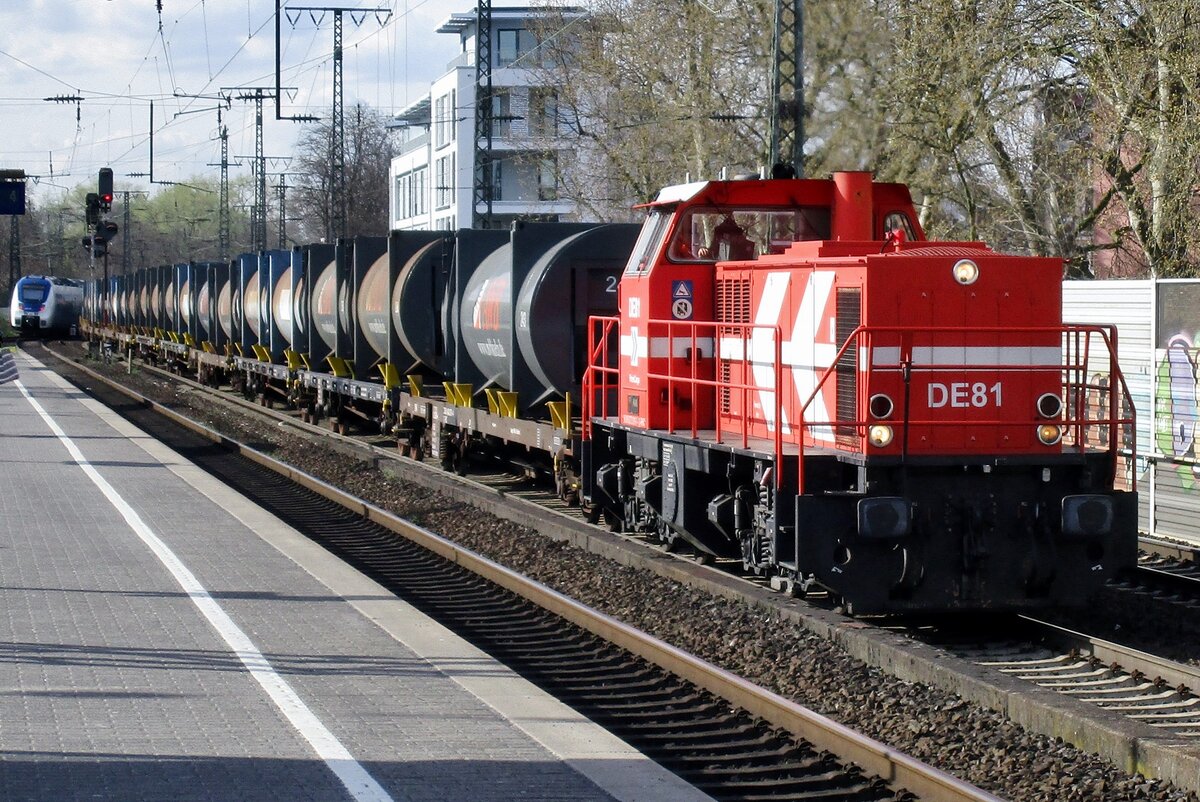 HGK DE81 hauls a refuse train through Köln Süd on 24 March 2017.