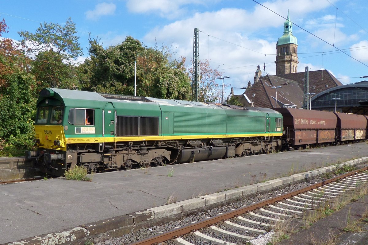 HGK/RheinCargo DE 676 hauls a coal train through Krefeld Hbf on 16 September 2016.