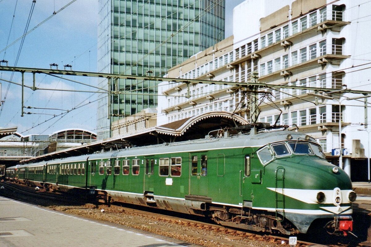 Historic EMU 766 'Hondekop' quits Utrecht Centraal on 23 July 2006.