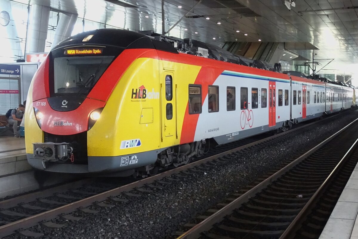 HLB ET 169 calls at Frankfurt Flughafen Fernbahnhof on 25 May 2022. Regional trains like these normally call on the Regionalbahnhof of this airport, i.e. being the tracks 1-3.