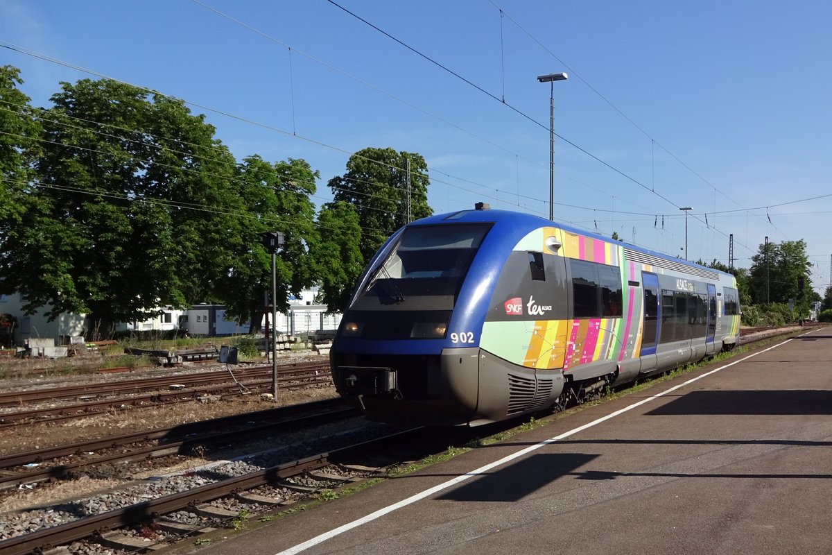 Hondreds of miles from any sea or ocean, yet a Blue Whale! X-73902 calls at Mülheim (Baden) on 30 May 2019. These railcars are dubben Baleines Bleues/Blauer Wal, both meaning Blue Whale by the railway fraternity.