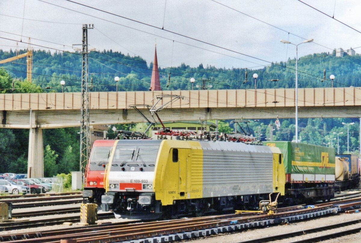 How do you get a delay? For example, hauling a defective wagon might help as DispoLok 189 933 got to understand at Kufstein on 27 May 2006, when the first wagon in an Italy-bound  intermodal service decided to get a holiday in Kufstein, forfeiting further service. More than an hour late, the train was able to continue -without the defector, that is seen heer hauled out of the train, while a rented SBB Cargo waits impatiently.