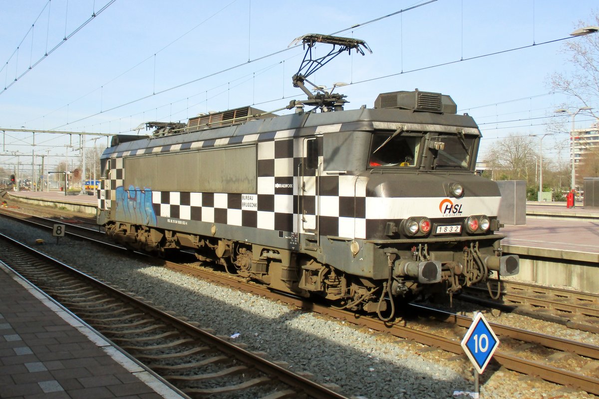 HSL 1832 runs light through Rotterdam Centrraal on 26 March 2017.