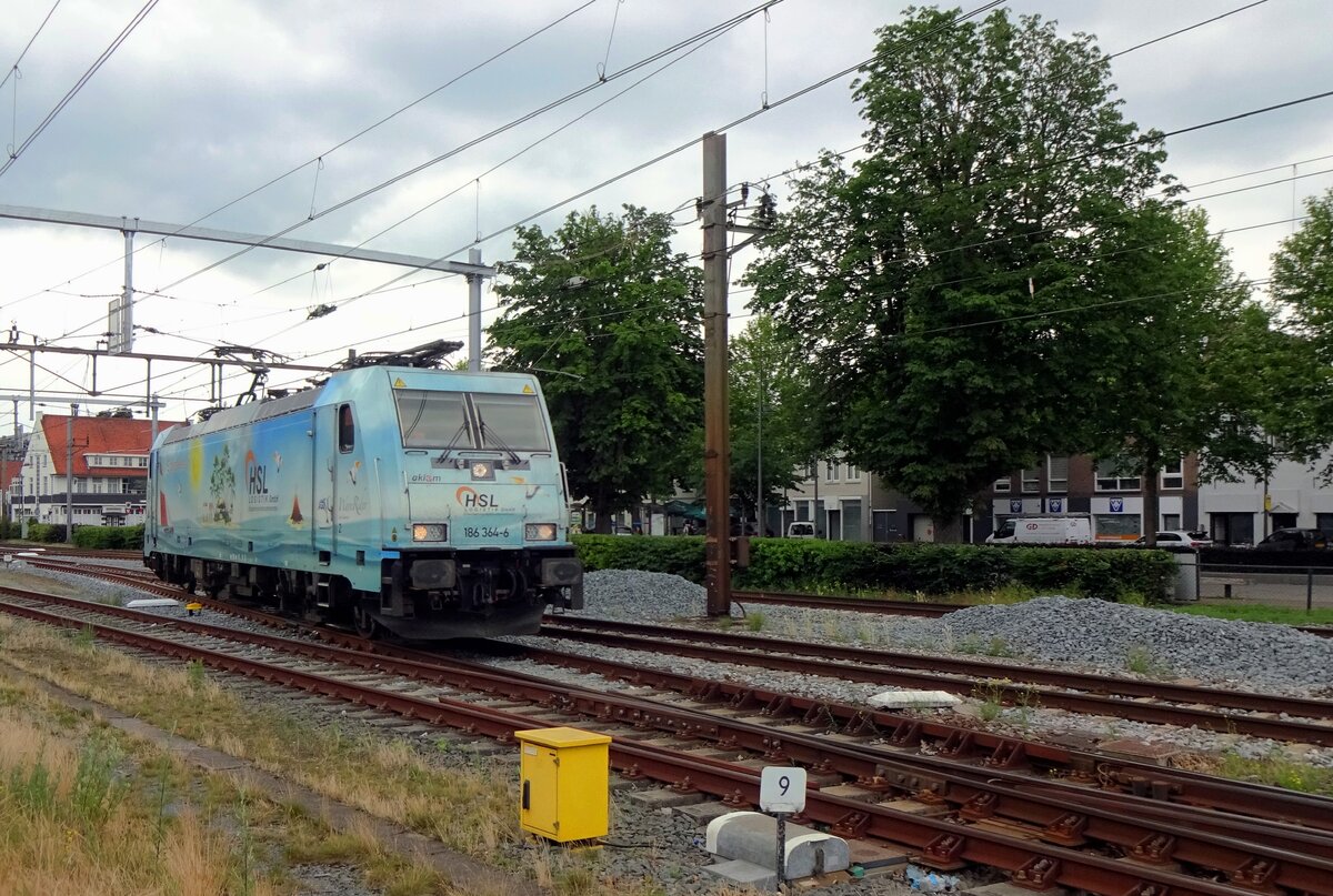 HSL 186 364 runs round at Oss on 22 June 2021.