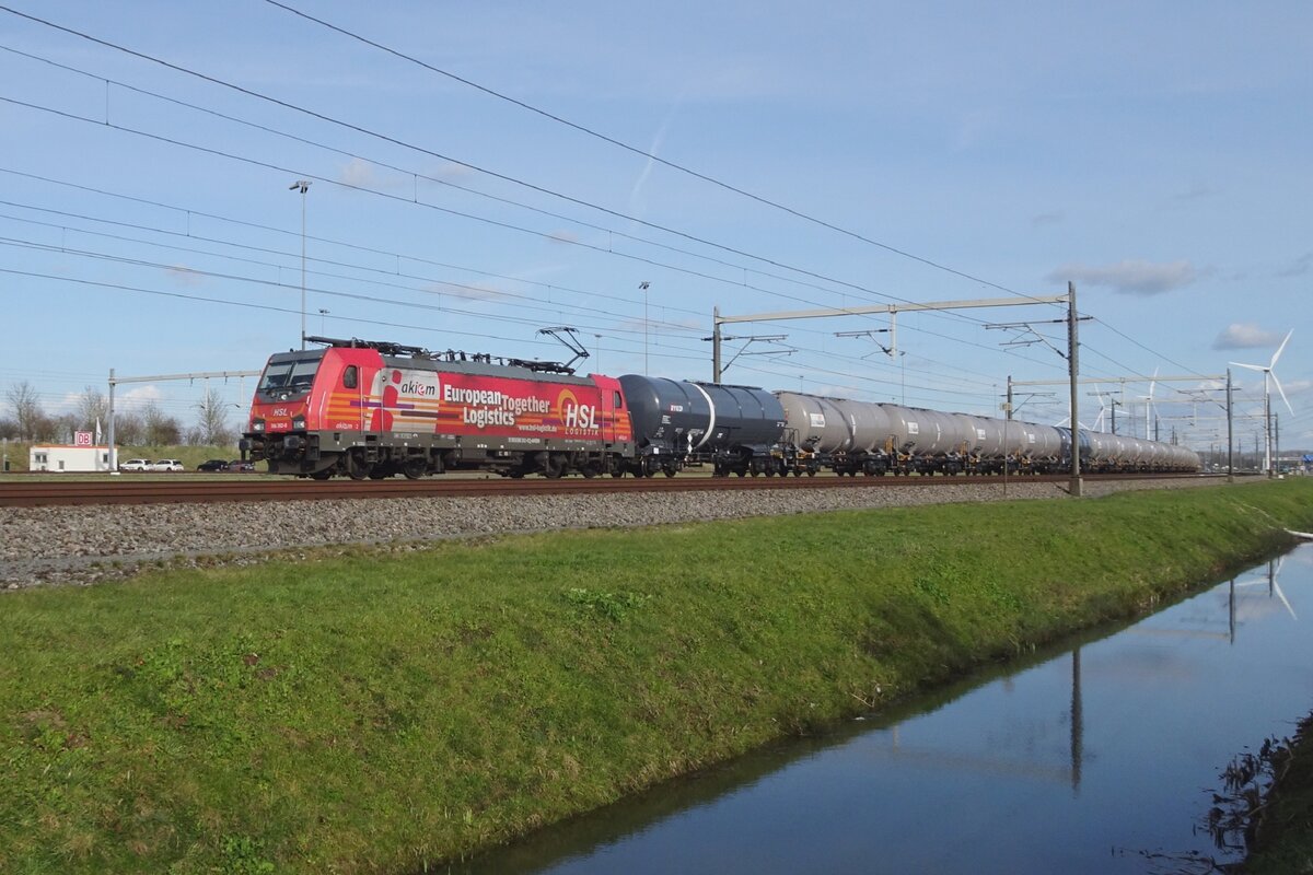 HSL 186 382 hauls a tank train through Valburg on 15 March 2023.