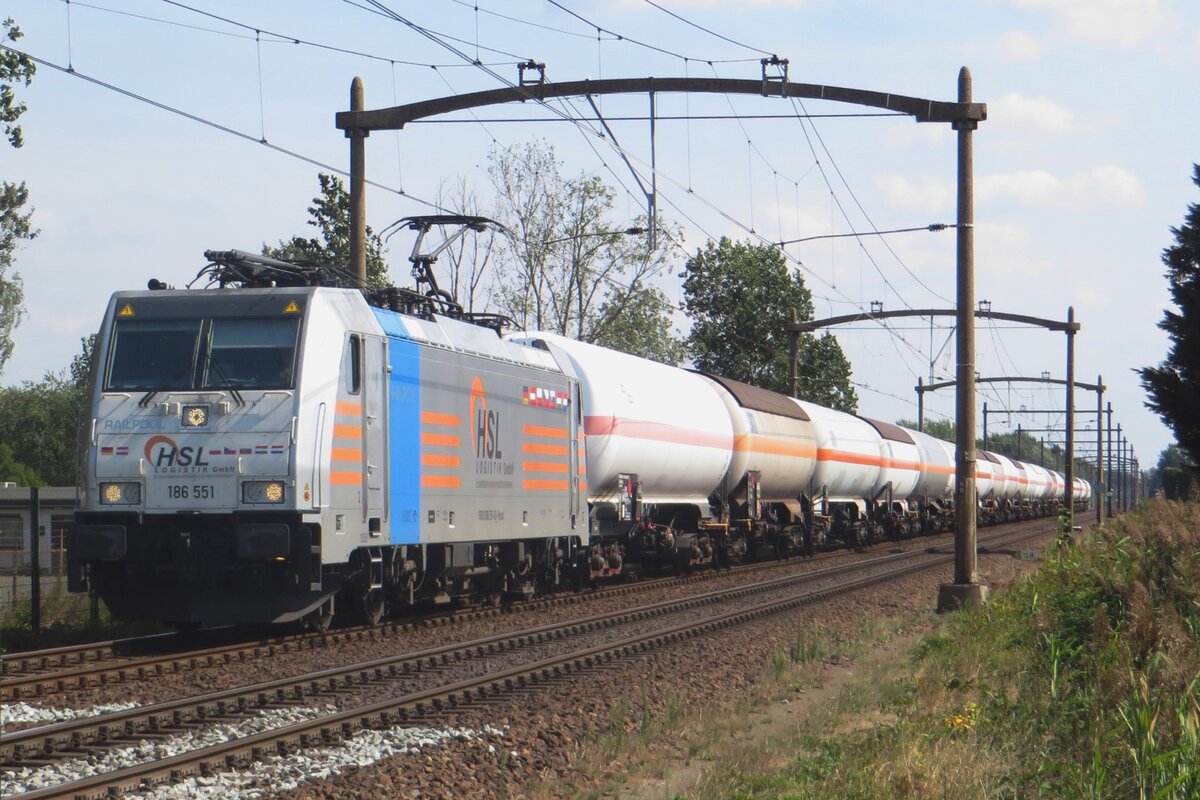 HSL 186 551 hauls an LNG train through Hulten on 2 September 2022.