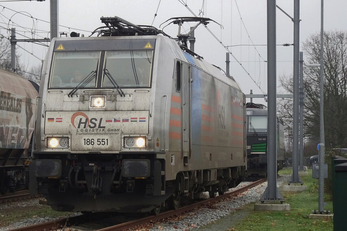 HSL 186 551 stands at Oss on a grey and cold 14 January 2022.