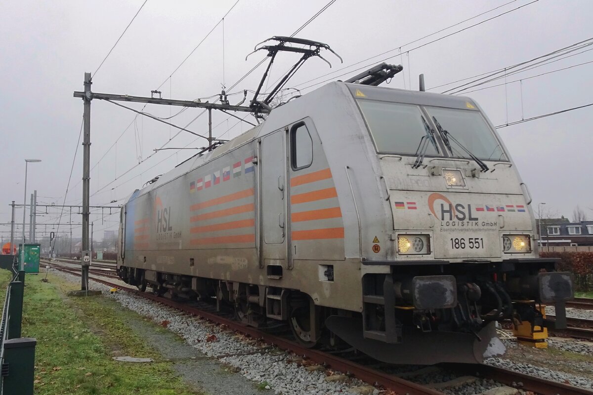 HSL 186 551 stands at Oss on a grey and cold 14 January 2022.