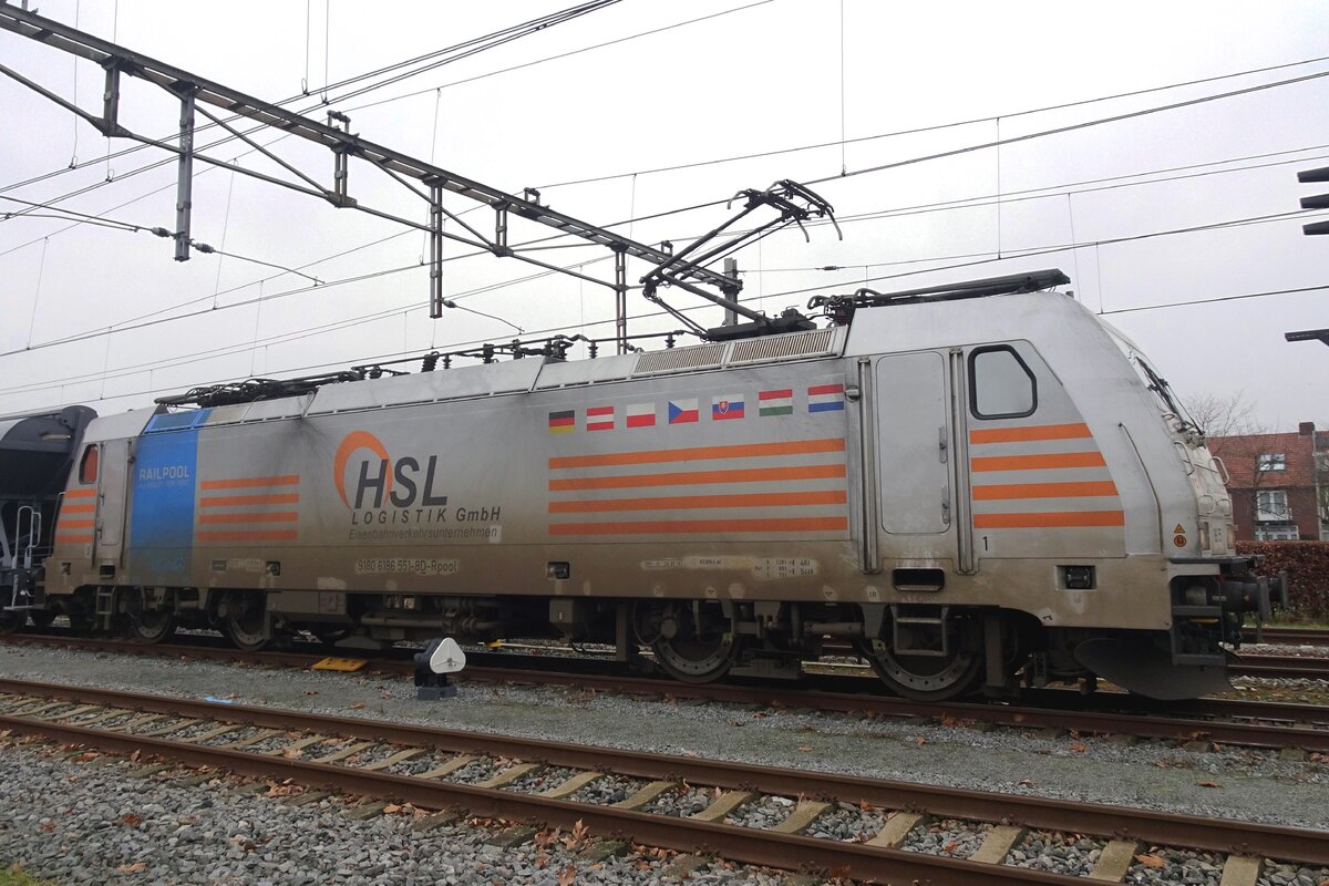 HSL 186 551 stands at Oss on a grey and cold 14 January 2022.