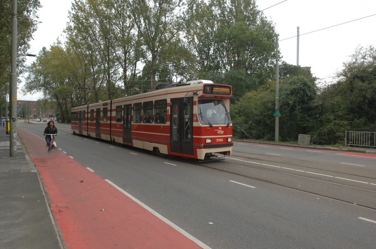 HTM 3144 in Delft. Line 1.

The street is going uphill in the direction af bridge. That's why the tram isn't running equal on the photo.

Date: 9. October 2011.