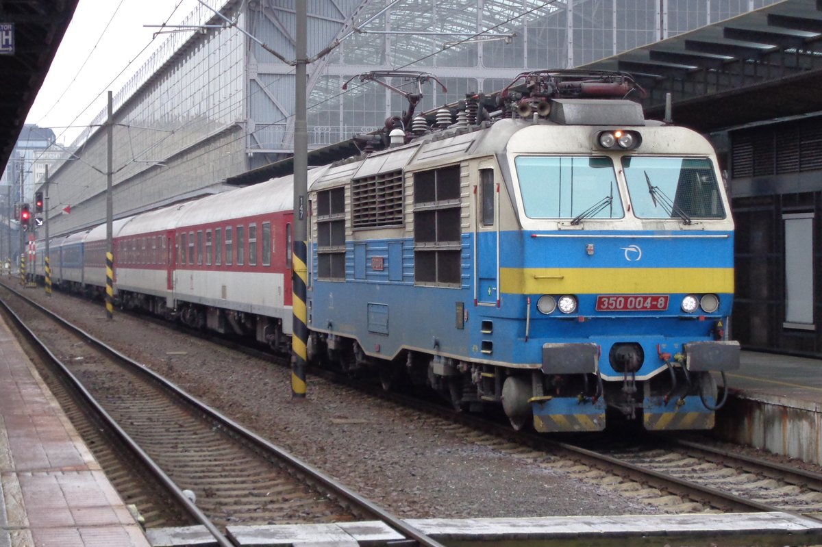 HUGO, a.k.a. 350 004 quits Praha hl.n. on 24 September 2017. sadly, this loco has received the standard Blondski-colours and has lost this historic paintings.