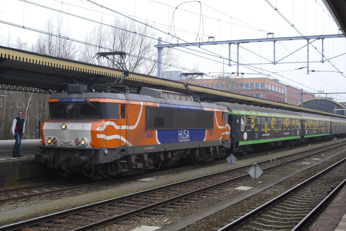 HUSA 1606 stands at 's-Hertogenbosch with an over night train from Tyrol on 4 March 2012.