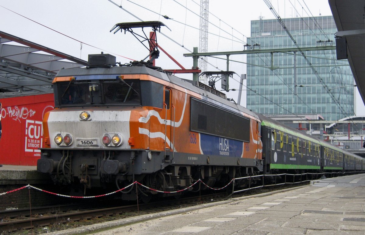 HUSA 1606 stands at Utrecht Centraal with an overnight train from Tyrol on 4 March 2012.
