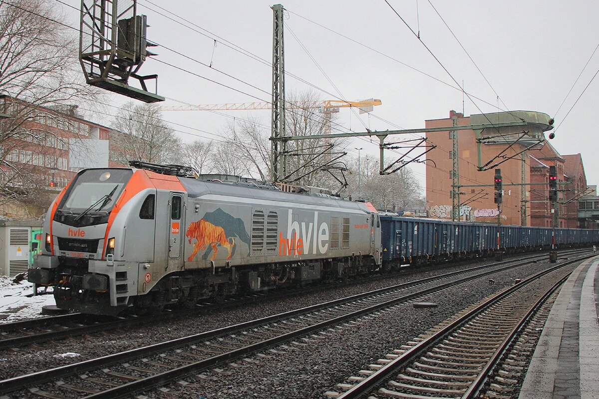 HVLE 159 007 hauls a train of empties through Hamburg-Harburg on a grey 13 February 2026.
