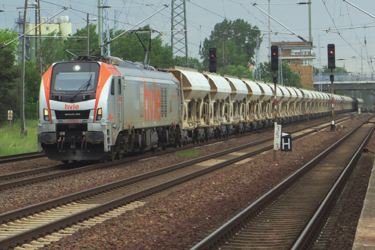 HVLE 159 008 thunders through Berlin-Schönefeld on 23 May 2023.