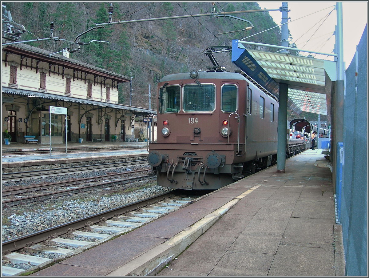 I was now able to make up for the trip that was postponed in mid-December due to weather reasons (danger of landslides) and so the “last trip to Italy in 2023” has become the “first trip to Italy in the new year 2024”. It should be noted that the  trip to Italy  was more than short at just over 50 minutes... Long story short: through a fence loophole in Iselle I was able to use my old camera to shoot the BLS Re 4/4 194 with its AT3 ( Birg - Iselle car tunnel) and also include part of the Iselle reception building in the left part of the picture. Despite the blue sky, which here is only overexposed pink, the sun doesn't seem to find its way into the deep valley at this time of year. January 3, 2024