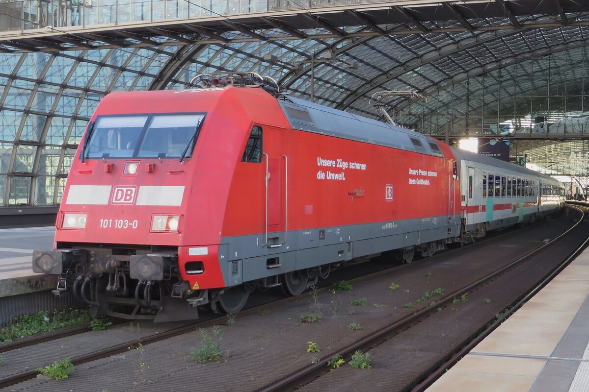 IC 141 enters Berlin Hbf with 101 103 at the reins on 18 September 2022.