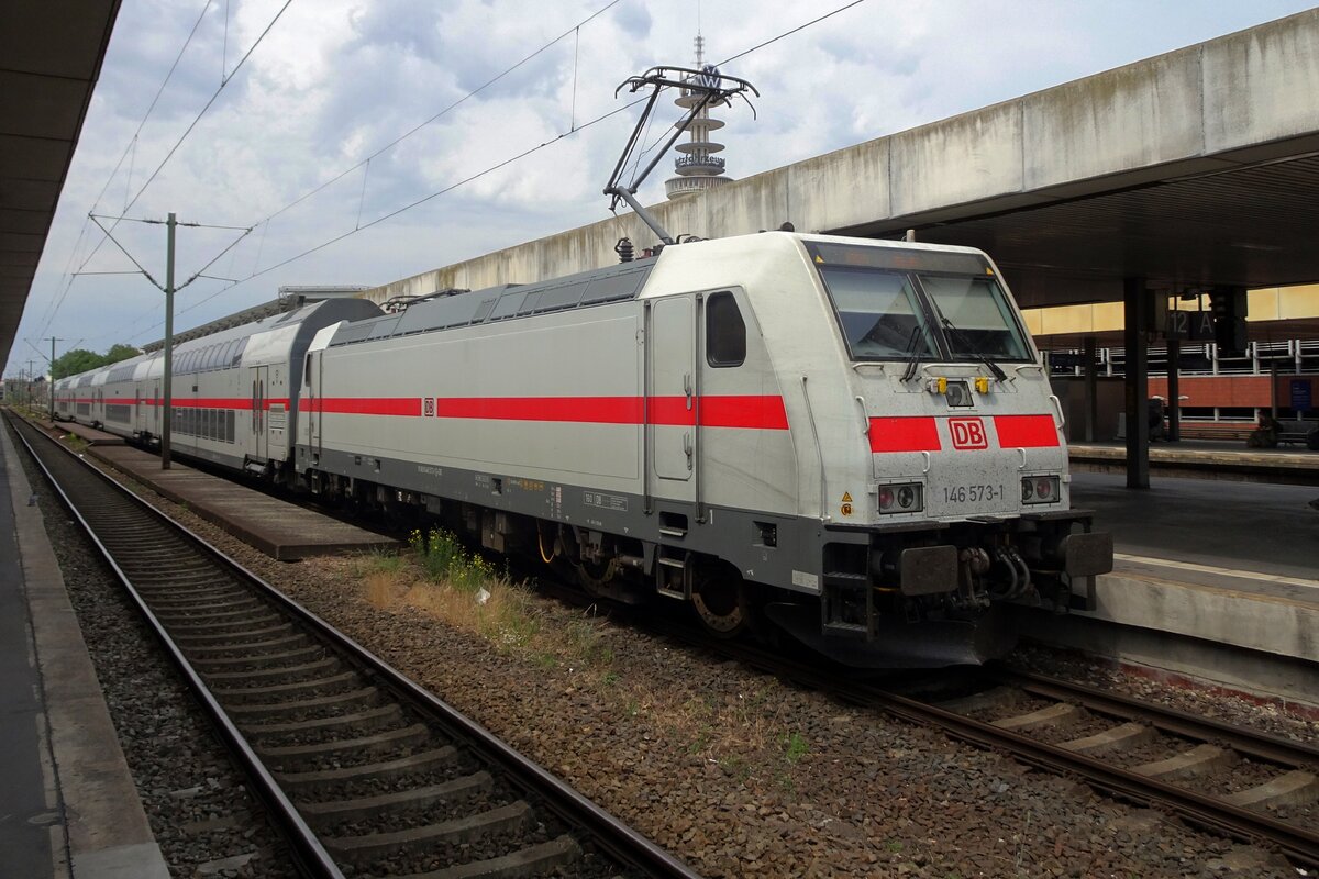 IC-2 with 146 573 stands at Hannover Hbf on 9 June 2022.