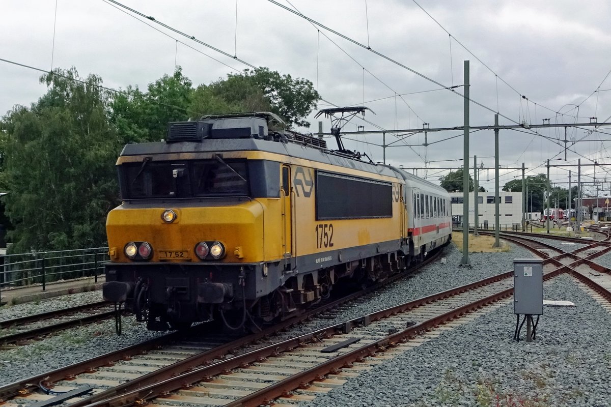 IC Berlijn to Amsterdam enters Hengelo on 15 July 2019, hauled by NS 1752.