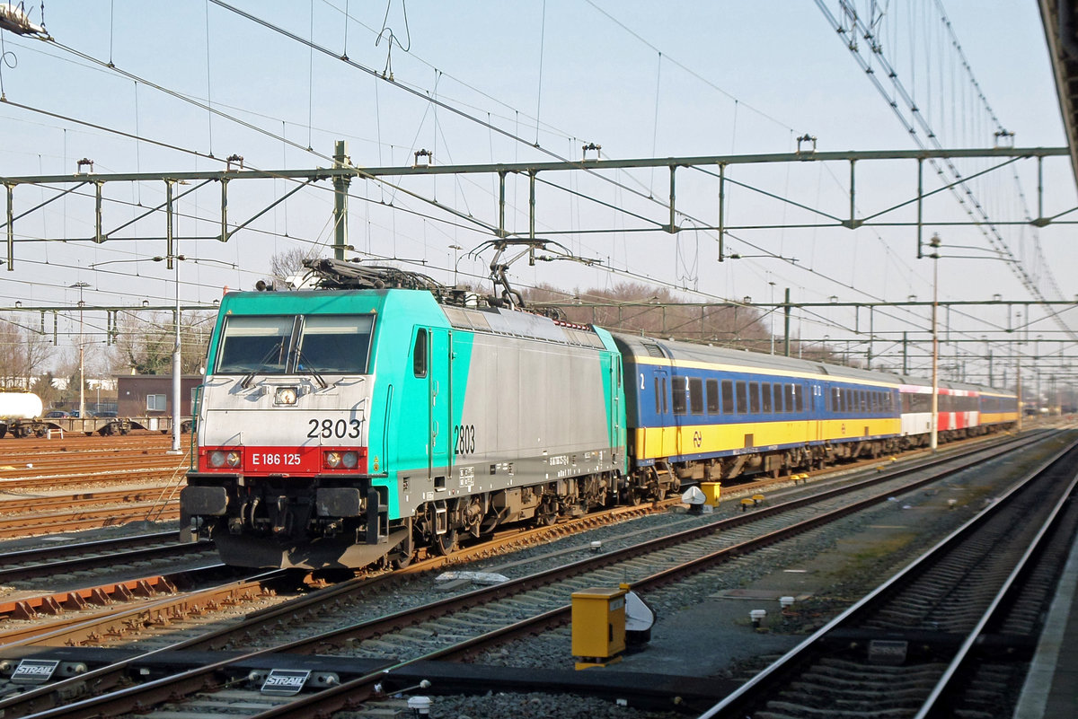 IC-Brussel with 2803 enters Roosendaal on 17 March 2016.