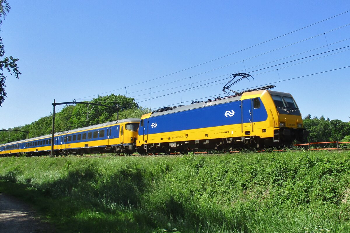 IC-Direct with 186 005 passes Tilburg Oude Warande on 26 May 2017. 