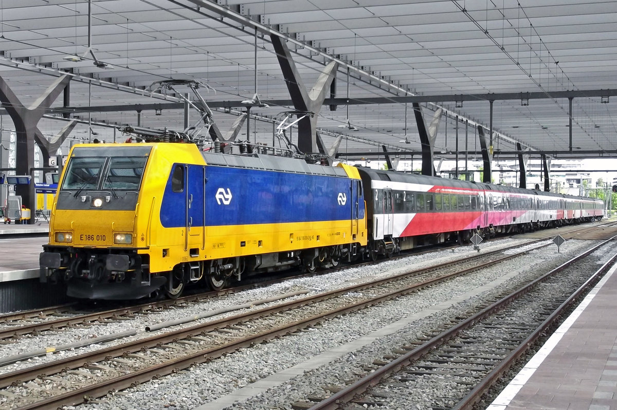 IC-Direct with 186 010 stands at Rotterdam Centraal on 25 October 2015.