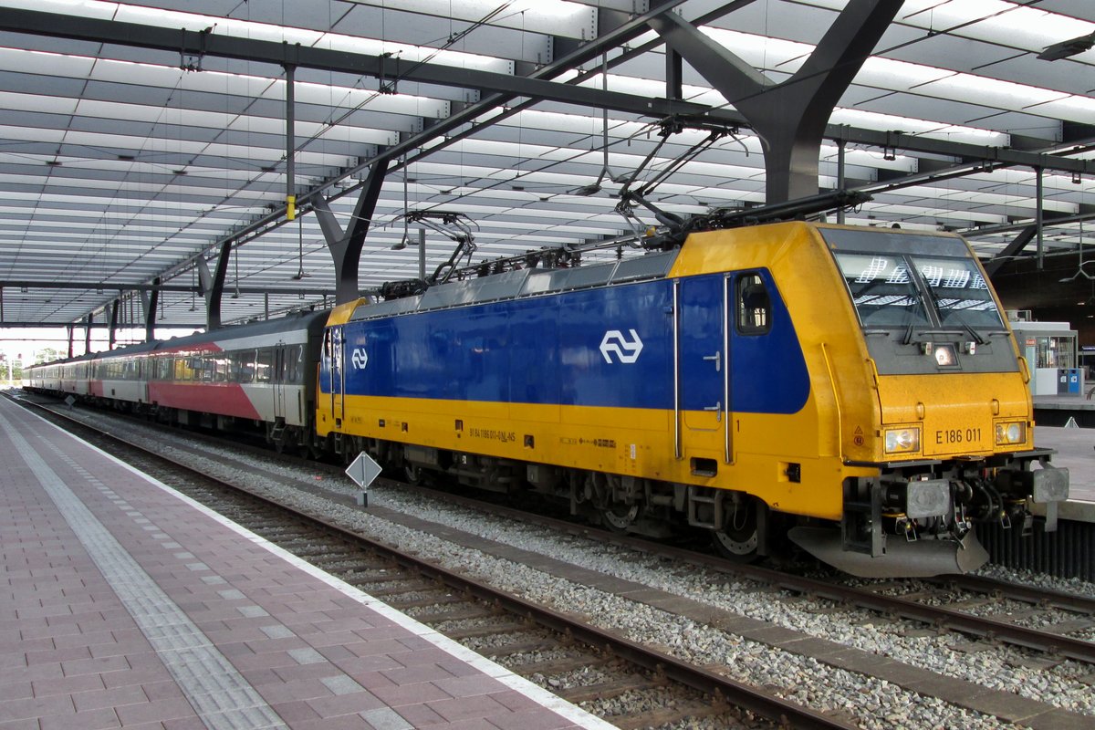IC-Direct with 186 011 stands at Rotterdam Centraal on 25 October 2015.