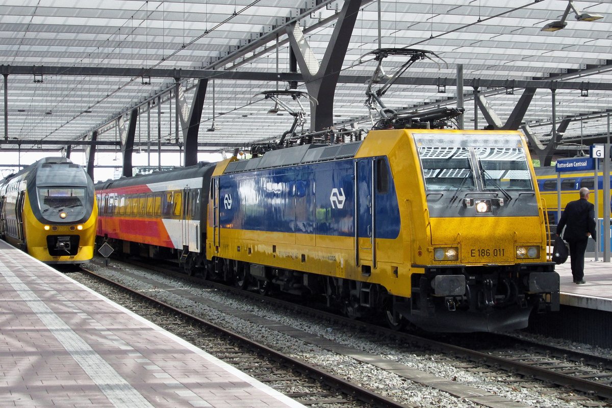 IC-Direct with 186 011 stands at Rotterdam Centraal on 25 May 2015 and gets prepared for another haul to Amsterdam via Schiphol Airport.