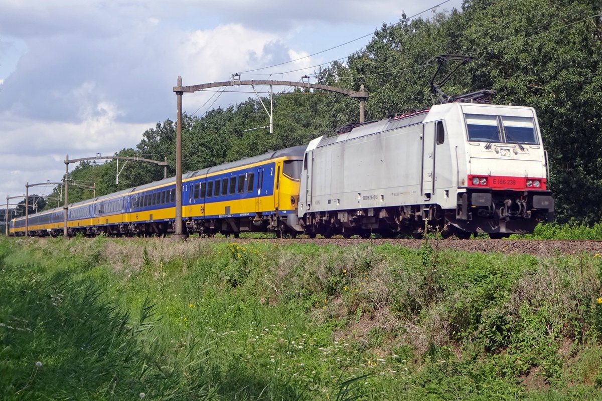 IC-Direct with 186 238 speeds thropugh Tilburg Oude Warande on 17 August 2019.