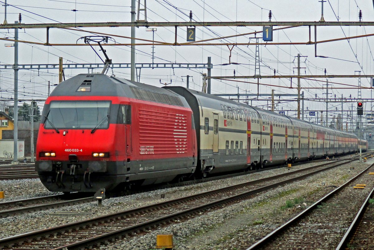 IC Romanshorn--Interlaken Ost with 460 033 is about to call at Thun on 24 March 2017.
