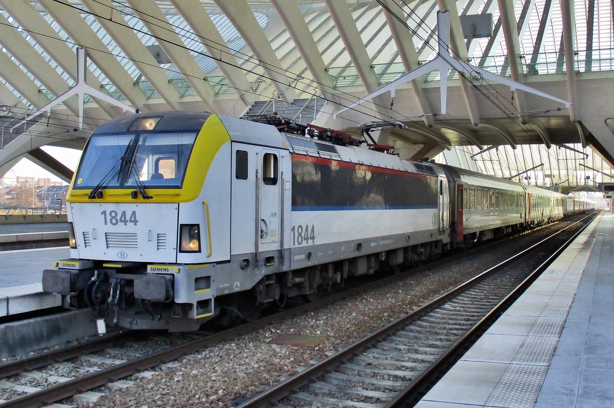 IC to Oostende with 1844 at the reins quits Liége-Guillemins on 20 January 2017.