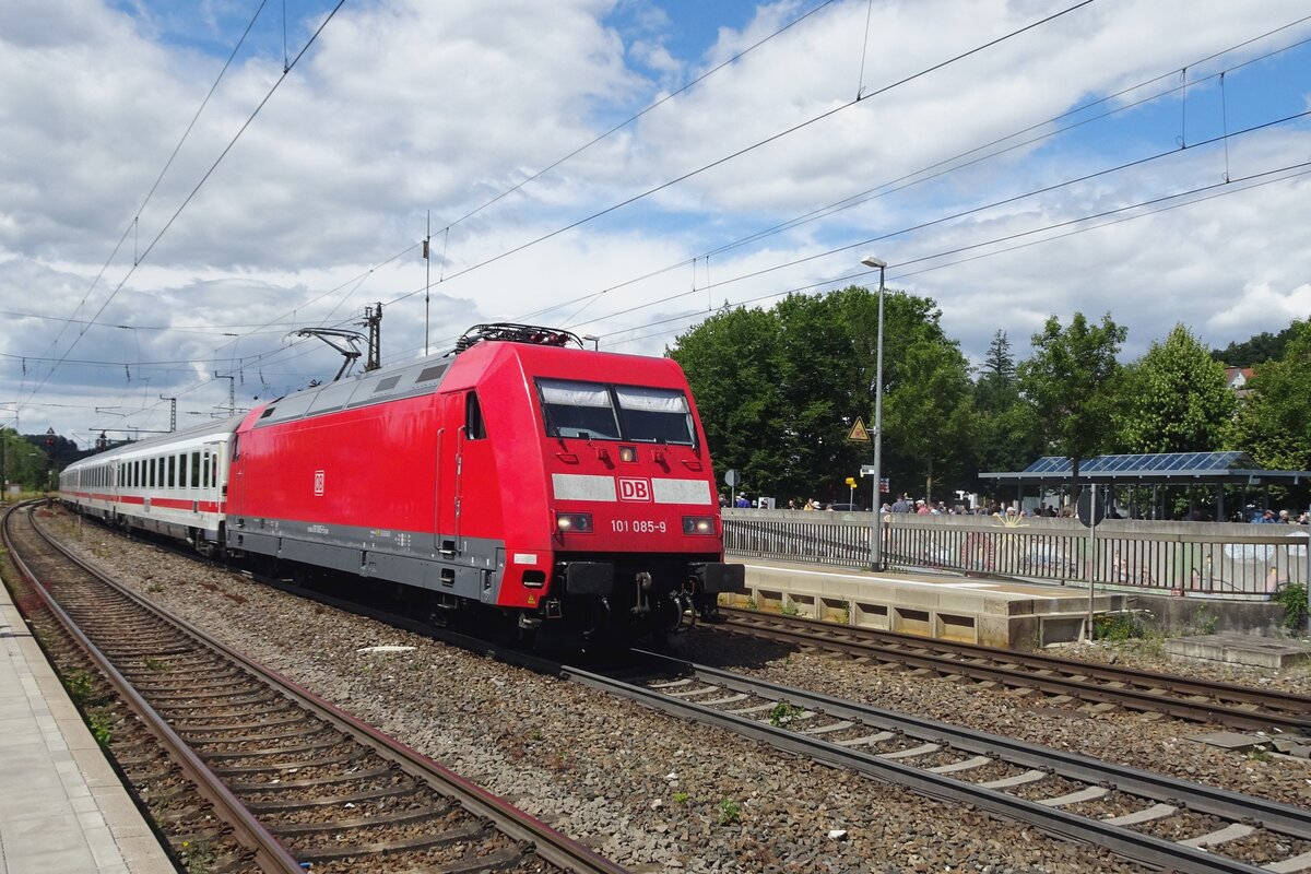 IC to Ulm with 101 085 at the helms passes through Amstettem (Württemberg) on 9 July 2022.