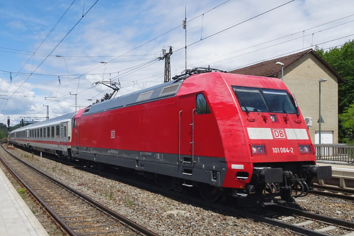 IC to Ulm with 101 084 at the helms passes through Amstettem (Württemberg) on 9 July 2022.