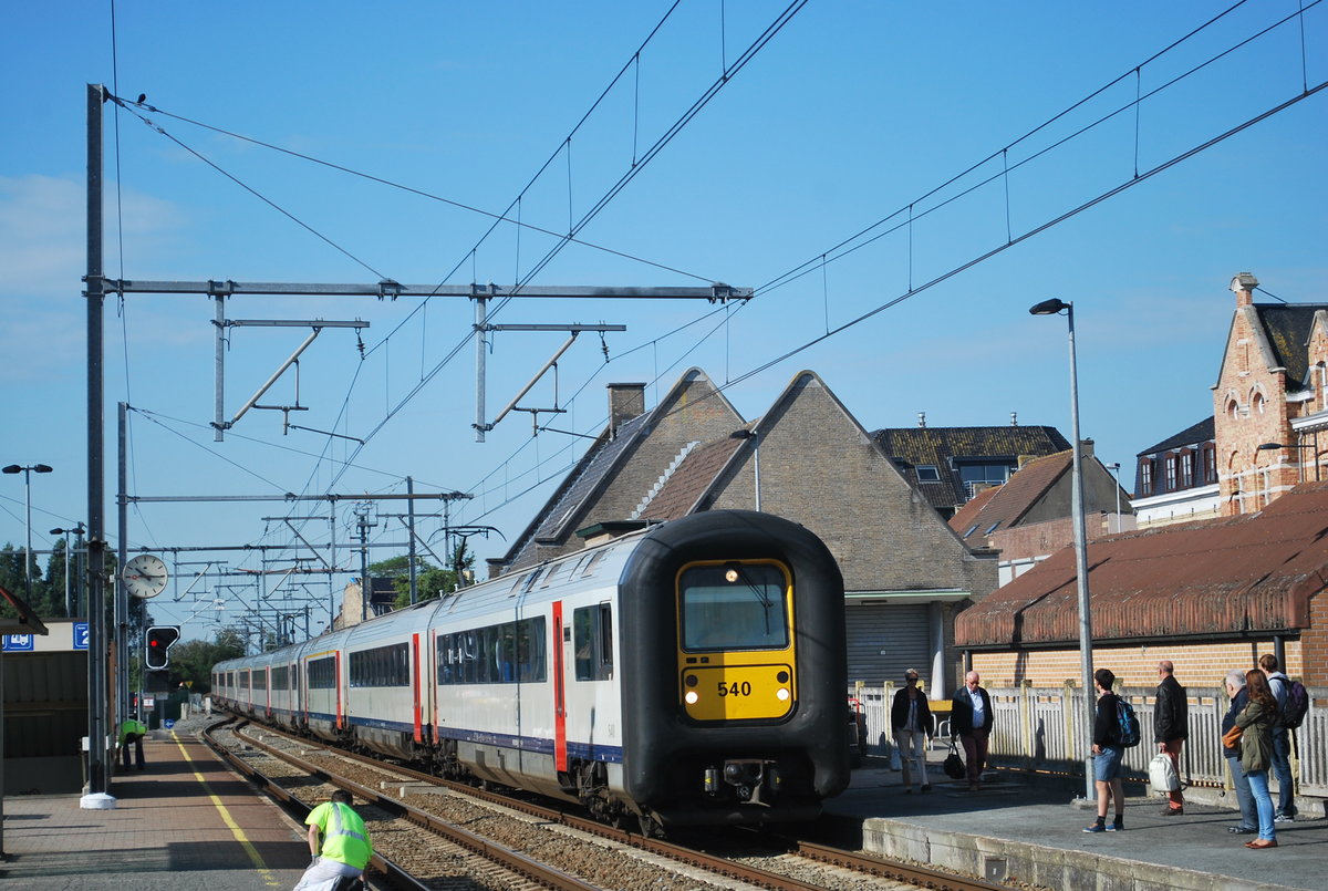 IC train De Panne-Antwerp at Diksmuide station, August 2014.