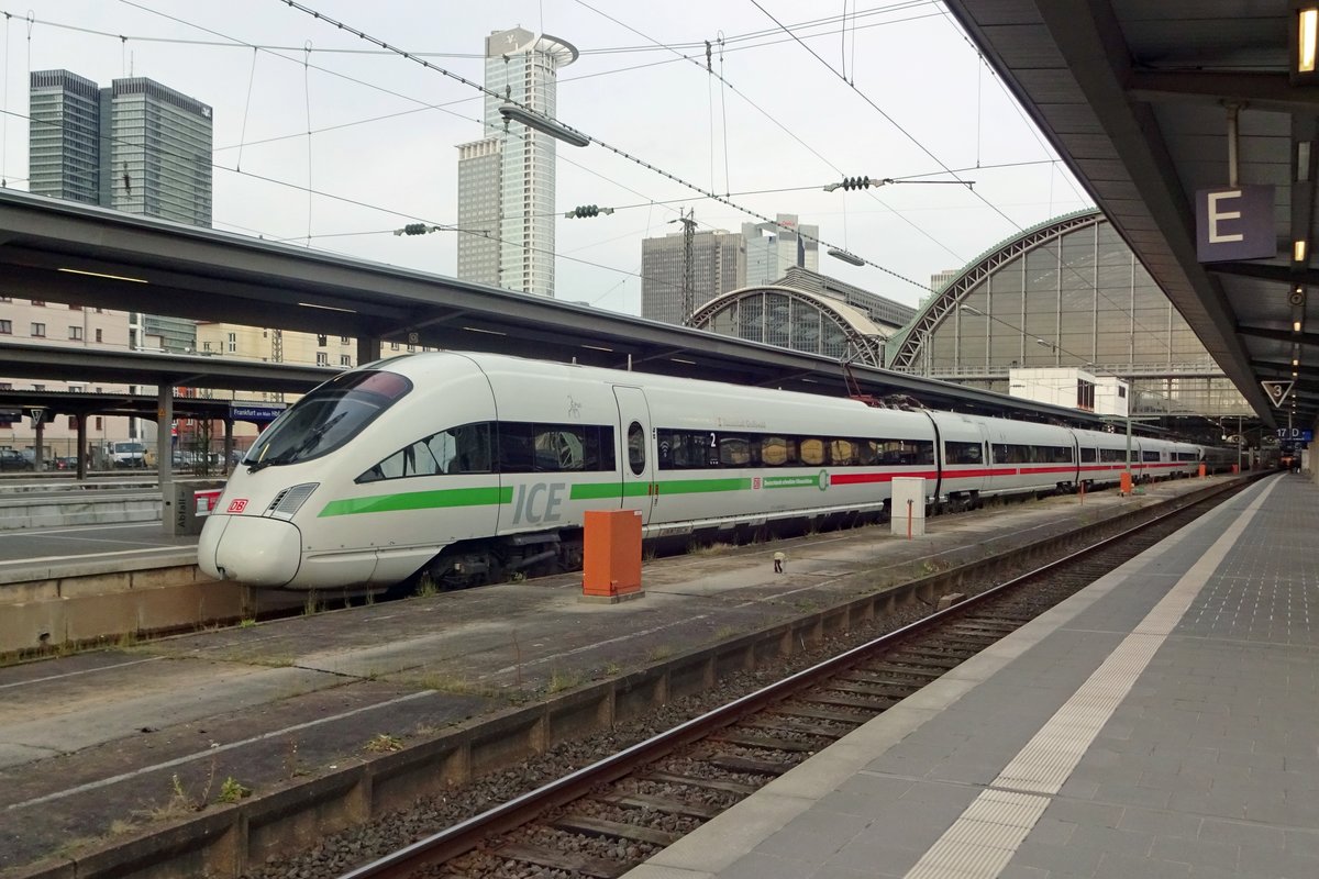 ICE-T 415 023 stands at Frankfurt (Main) Hbf on 28 December 2019.