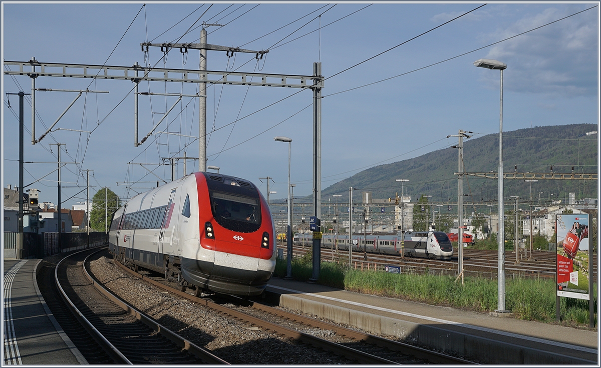 ICN in the Biel Mett Station and in the background on the Biel Rangierbahnhof the TGV Lyria.

24.04.2019