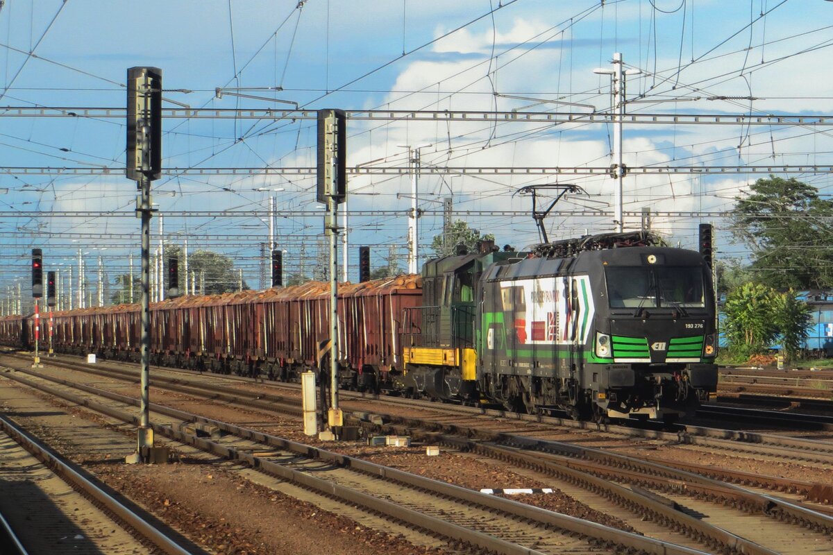 IDS Cargo 193 276 passes through Breclav on 27 August 2021.