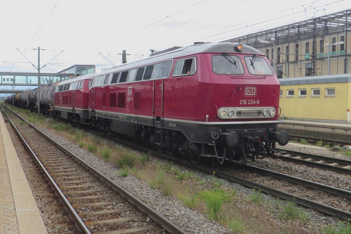 IGE 216 224 pauses at Regensburg Hbf with a freight on27 May 2022.