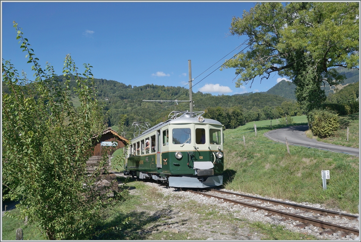  Il était une fois... les années 40 / Once upon a time: the 40s  - A journey into the past, with the then new GFM Ce 4/4 131 (built in 1943) and an extremely interesting  round trip : Chaulin - Cornaux - Chamby - Chaulin. The picture shows the Ce 4/4 131 from GFM Historique turning in Cornaux. 

September 10, 2022