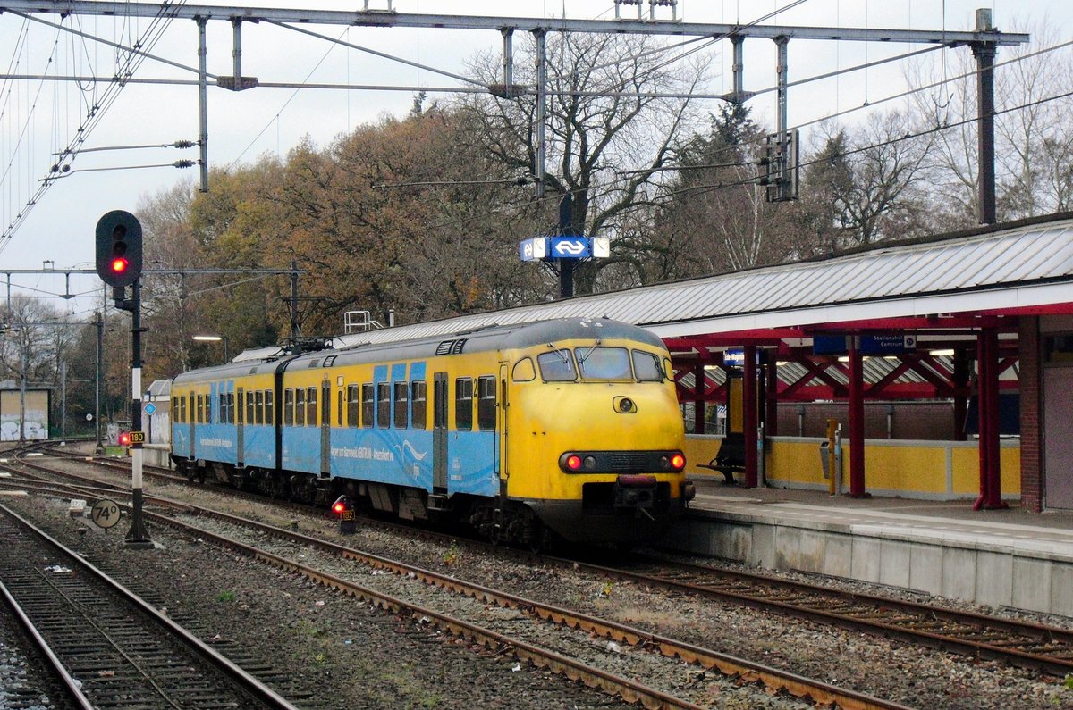 In 2011 Connexxion used rented NS PLan V EMUs for het services on the Valleilijn Ede-Wageningen<=>Amersfoort. On 29 November 2011 NS/CXX 838 quits Ede-Wageningen.