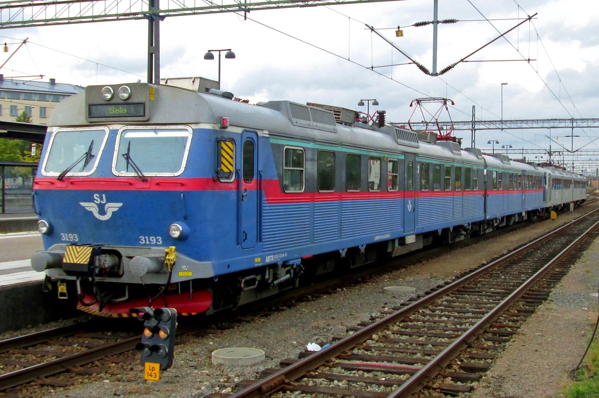 In 90s SJ colours, 3193 quits Linköping on 13 September 2015.